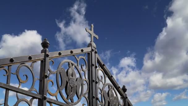 Cruz ortodoxa contra el cielo con nubes — Vídeo de stock