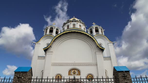 Gereja Perlindungan Bunda Allah di Yasenevo, Moskwa, Rusia. Candi ini didirikan pada tahun 2009 dan dikenakan biaya dari sumbangan — Stok Video