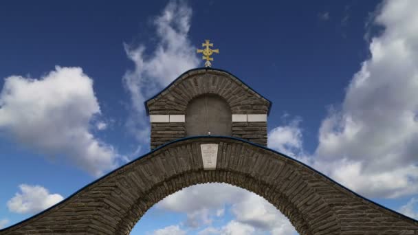 Cruz ortodoxa contra o céu com nuvens — Vídeo de Stock