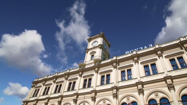 Fasáda historické budovy železniční stanice Leningradskij (napsal Leningradské nádraží v ruštině) – je jedním z devíti hlavních železničních stanic Moskva, Rusko — Stock video