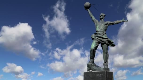 Composto escultural "O primeiro satélite" em Moscou, Rússia. No pedestal do monumento a inscrição foi golpeada: "Aos criadores do primeiro satélite da Terra. 1957 "na língua russa — Vídeo de Stock