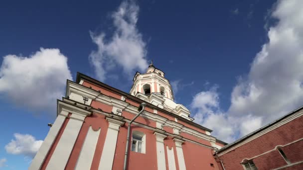 Monasterio Donskoy. Las iglesias rusas medievales en el territorio-monasterio se estableció en 1591 y solía ser una fortaleza. Moscú, Rusia — Vídeo de stock
