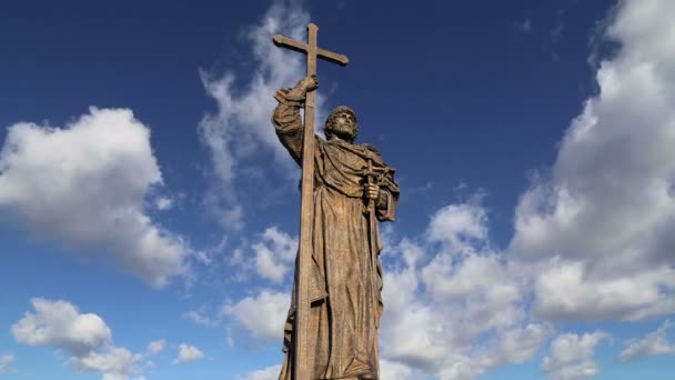 Monument till heliga Prince Vladimir stort på Borovitskaya torget i Moskva nära Kreml, Ryssland. Invigningen ägde rum den 4 November 2016 — Stockvideo