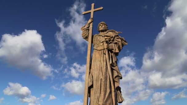 Pomník svatého knížete Vladimíra Velikého na Borovickaja náměstí v Moskvě blízko Kremlu, Rusko. Slavnostní zahájení se konalo v listopadu 4, 2016 — Stock video