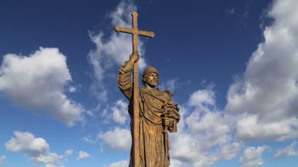 Monumento al Santo Príncipe Vladímir el Grande en la Plaza Borovitskaya de Moscú, cerca del Kremlin, Rusia. La ceremonia de apertura tuvo lugar el 4 de noviembre de 2016 — Vídeo de stock