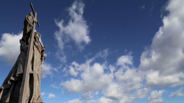 Monumento al Santo Principe Vladimir il Grande in Piazza Borovitskaya a Mosca vicino al Cremlino, Russia. La cerimonia di apertura si è svolta il 4 novembre 2016 — Video Stock