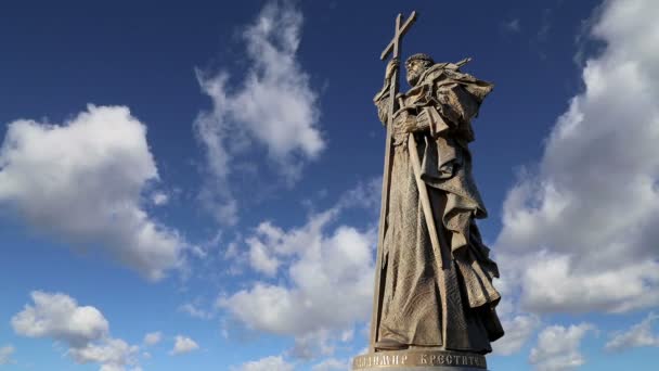 Monumento ao Santo Príncipe Vladimir o Grande na Praça Borovitskaya em Moscou perto do Kremlin, Rússia. A cerimônia de abertura ocorreu em 4 de novembro de 2016 — Vídeo de Stock