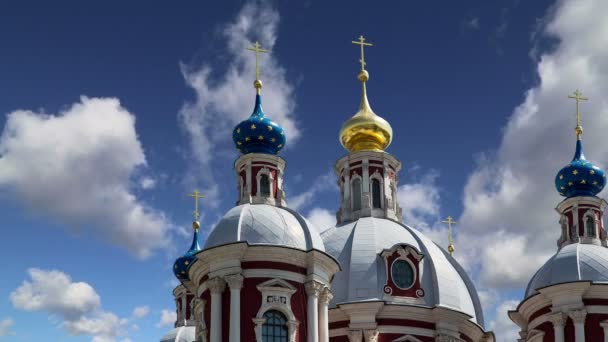 De barokke kerk van Saint Clement in Moskou, Rusland. Dit grote kerkelijke complex werd gebouwd in de 18e eeuw. — Stockvideo