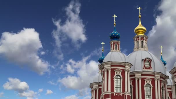 De barokke kerk van Saint Clement in Moskou, Rusland. Dit grote kerkelijke complex werd gebouwd in de 18e eeuw. — Stockvideo