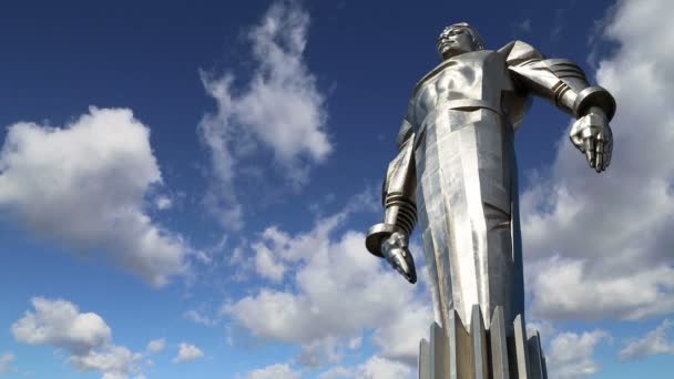 Monumento a Yuri Gagarin (42,5 metros de altura pedestal e estátua), a primeira pessoa a viajar no espaço. Ele está localizado em Leninsky Prospekt em Moscou, Rússia . — Vídeo de Stock