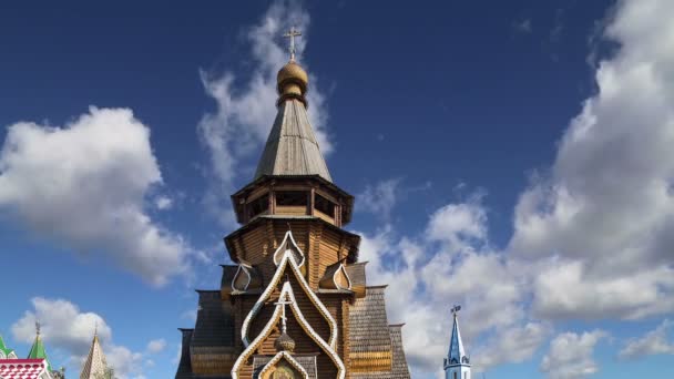 Церковь Святого Николая в Измайловском Кремле (Кремль в Измайлово), Москва, Россия. Новая церковь, построенная в традициях русской деревянной архитектуры — стоковое видео