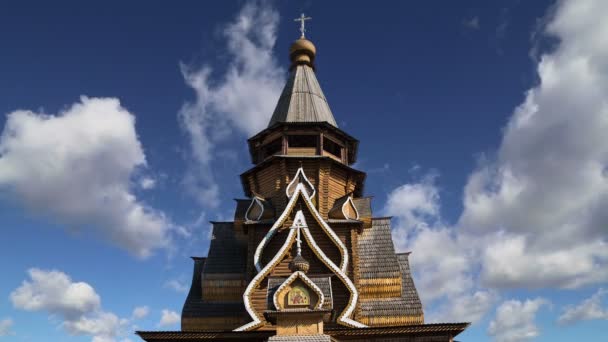 Iglesia de San Nicolás en Izmailovsky Kremlin (Kremlin en Izmailovo), Moscú, Rusia. La nueva iglesia, construida en las tradiciones de la arquitectura de madera rusa — Vídeo de stock