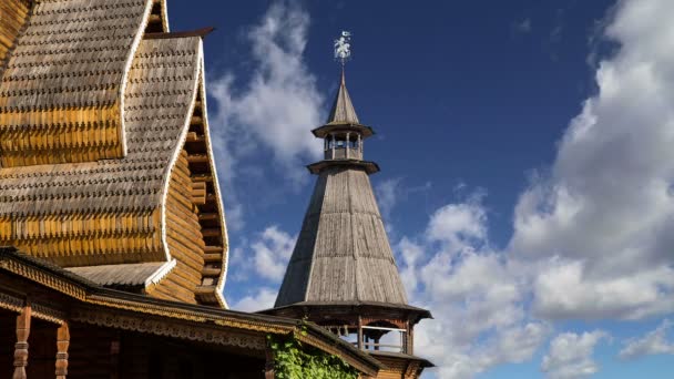 St. Nicolaaskerk in Izmailovsky Kremlin (Kremlin in Izmailovo), Moskou, Rusland. De nieuwe kerk, gebouwd in de tradities van Russische houten architectuur — Stockvideo