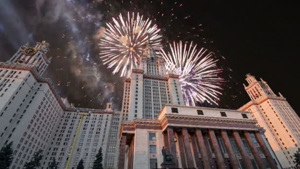 Fuegos artificiales sobre la Universidad Estatal Lomonosov Moscú, edificio principal, Rusia — Vídeo de stock