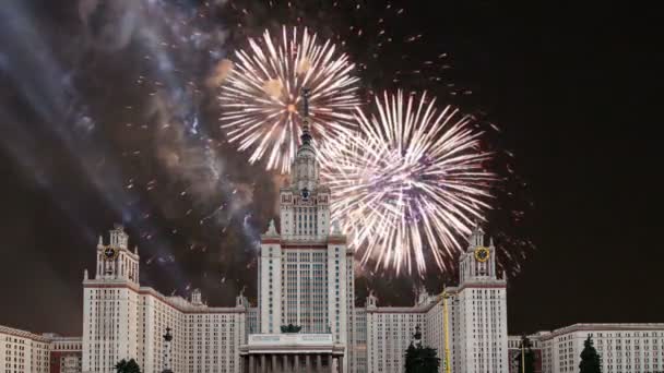 Fajerwerki nad Łomonosowa Moscow State University, głównego budynku, Rosja — Wideo stockowe