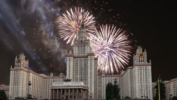 Fyrverkeri över den Lomonosov Moscow State University viktigaste byggnad, Ryssland — Stockvideo