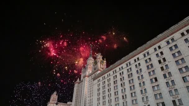 Vuurwerk boven de Lomonosov Universiteit van Moskou, belangrijkste gebouw, Rusland — Stockvideo