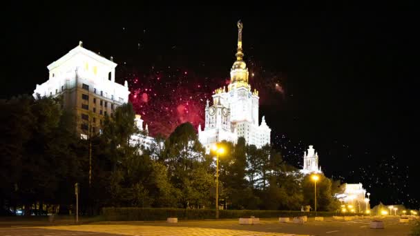 Fajerwerki nad Łomonosowa Moscow State University, głównego budynku, Rosja — Wideo stockowe