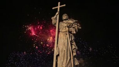 Kutsal Prens Vladimir Borovitskaya Meydanı yakınındaki Kremlin, Rusya Moskova'da büyük anıt üzerinde havai fişek. Açılış töreni 4 Kasım 2016 gerçekleşti 