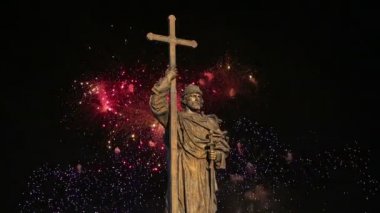 Kutsal Prens Vladimir Borovitskaya Meydanı yakınındaki Kremlin, Rusya Moskova'da büyük anıt üzerinde havai fişek. Açılış töreni 4 Kasım 2016 gerçekleşti 