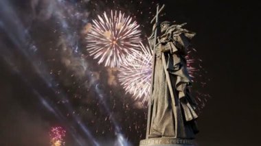 Kutsal Prens Vladimir Borovitskaya Meydanı yakınındaki Kremlin, Rusya Moskova'da büyük anıt üzerinde havai fişek. Açılış töreni 4 Kasım 2016 gerçekleşti 