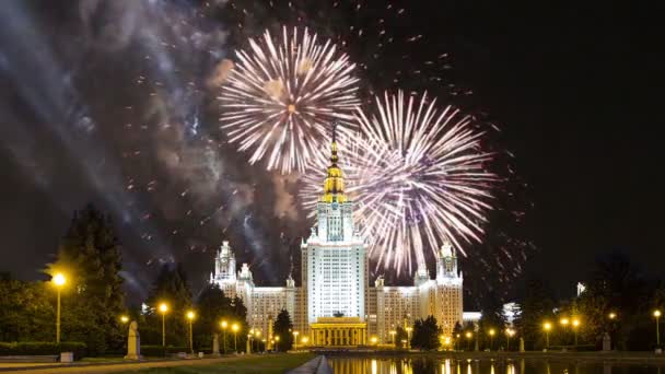 Πυροτεχνήματα πάνω από το Πανεπιστήμιο Λομονόσωφ της Μόσχας, κύριο κτίριο, Ρωσία — Αρχείο Βίντεο