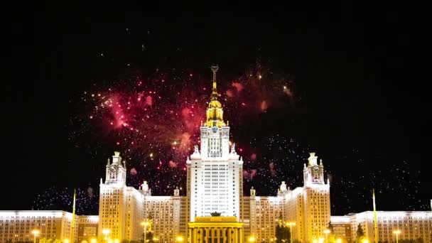 Fyrverkeri över den Lomonosov Moscow State University viktigaste byggnad, Ryssland — Stockvideo