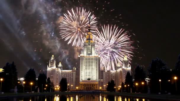 Vuurwerk boven de Lomonosov Universiteit van Moskou, belangrijkste gebouw, Rusland — Stockvideo