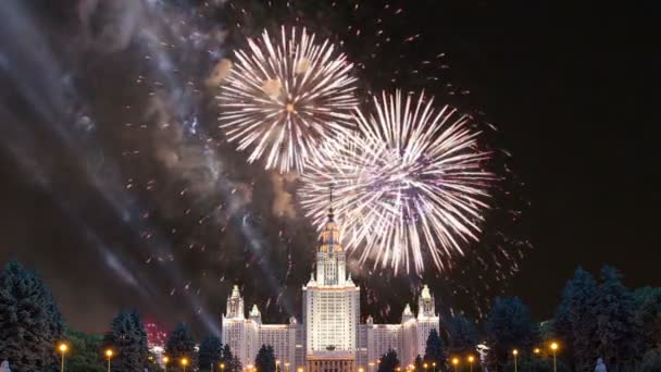 Feux d'artifice sur l'Université d'Etat Lomonosov Moscou, bâtiment principal, Russie — Video