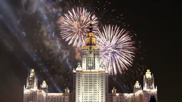 Fuochi d'artificio sulla Lomonosov Moscow State University, edificio principale, Russia — Video Stock