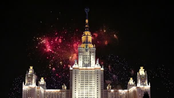 Fyrverkeri över den Lomonosov Moscow State University viktigaste byggnad, Ryssland — Stockvideo
