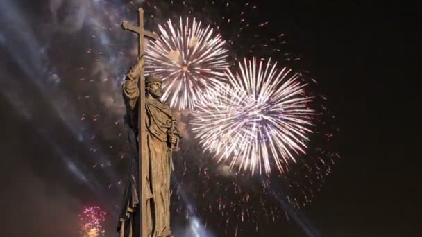 Fyrverkeri över monumentet till heliga Prince Vladimir stort på Borovitskaya torget i Moskva nära Kreml, Ryssland. Invigningen ägde rum den 4 November 2016 — Stockvideo