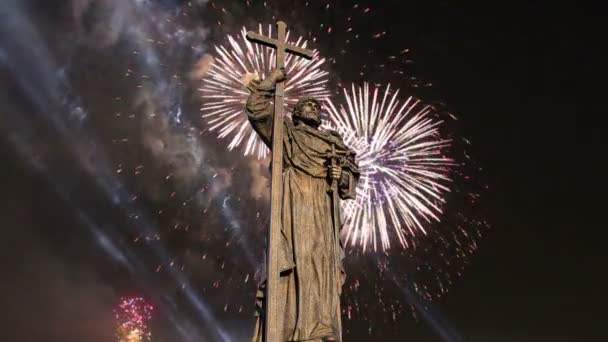 Feuerwerk über dem Denkmal für den heiligen Fürsten Wladimir den Großen auf dem Borowitskaja-Platz in Moskau in der Nähe des Kreml, Russland. die Eröffnungsfeier fand am 4. November 2016 statt — Stockvideo