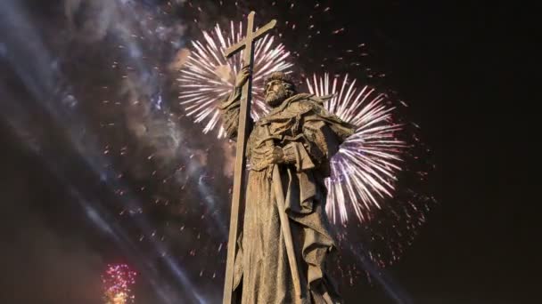 Fyrverkeri över monumentet till heliga Prince Vladimir stort på Borovitskaya torget i Moskva nära Kreml, Ryssland. Invigningen ägde rum den 4 November 2016 — Stockvideo