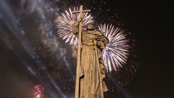 烟花在纪念碑对圣洁王子弗拉基米尔伟大在 Borovitskaya 广场在莫斯科附近克里姆林宫, 俄国。开幕式在2016年11月4日举行 — 图库视频影像