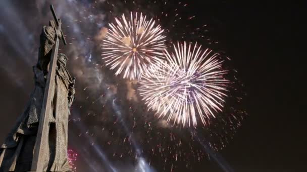 Fuegos artificiales sobre el Monumento al Santo Príncipe Vladímir el Grande en la Plaza Borovitskaya en Moscú, cerca del Kremlin, Rusia. La ceremonia de apertura tuvo lugar el 4 de noviembre de 2016 — Vídeo de stock