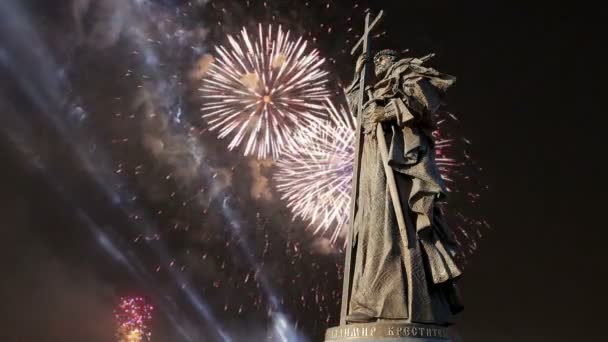 烟花在纪念碑对圣洁王子弗拉基米尔伟大在 Borovitskaya 广场在莫斯科附近克里姆林宫, 俄国。开幕式在2016年11月4日举行 — 图库视频影像