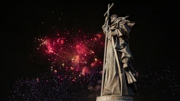 Feux d'artifice sur le monument du Saint-Prince Vladimir le Grand sur la place Borovitskaïa à Moscou près du Kremlin, Russie. La cérémonie d'ouverture a eu lieu le 4 novembre 2016 — Video