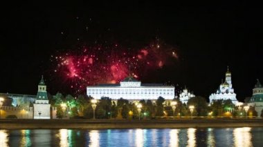 Kremlin, Moskova, Rusya - Moskova'nın en popüler görünümü üzerinde havai fişek 