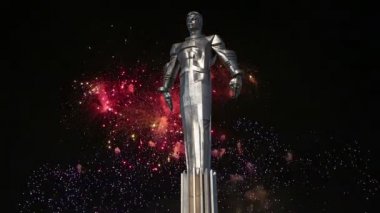 Yuri Gagarin (42.5 metre yüksek Kaide ve heykel), anıt üzerinde havai fişek uzayda seyahat ilk kişi. Leninsky Prospekt Rusya'nın Moskova kentinde yer alır. Kaide bir roket egzoz anımsatan olacak şekilde tasarlanmıştır 
