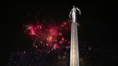 Yuri Gagarin (42.5 metre yüksek Kaide ve heykel), anıt üzerinde havai fişek uzayda seyahat ilk kişi. Leninsky Prospekt Rusya'nın Moskova kentinde yer alır. Kaide bir roket egzoz anımsatan olacak şekilde tasarlanmıştır 