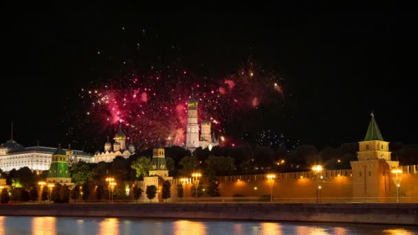 Фейерверки над Кремлем, Москва, Россия - самый популярный вид Москвы — стоковое видео