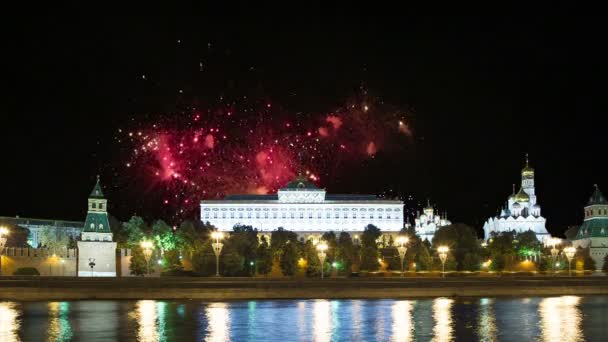 Фейерверки над Кремлем, Москва, Россия - самый популярный вид Москвы — стоковое видео