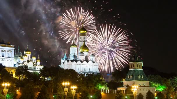 Fuegos artificiales sobre el Kremlin, Moscú, Rusia- la vista más popular de Moscú — Vídeo de stock