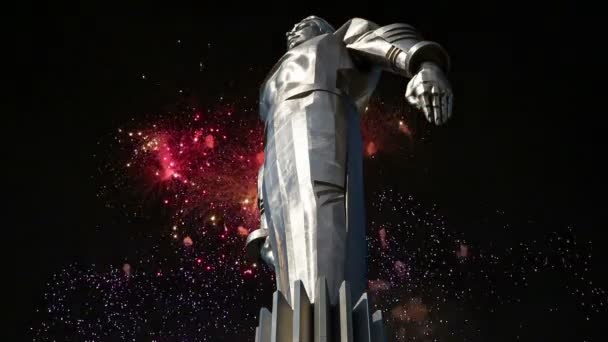 Feuerwerk über dem Denkmal für Juri Gagarin (42,5 Meter hoher Sockel und Statue), den ersten Menschen, der ins All flog. Es befindet sich am Leninski Prospekt in Moskau, Russland. Sockel soll an Raketenauspuff erinnern — Stockvideo