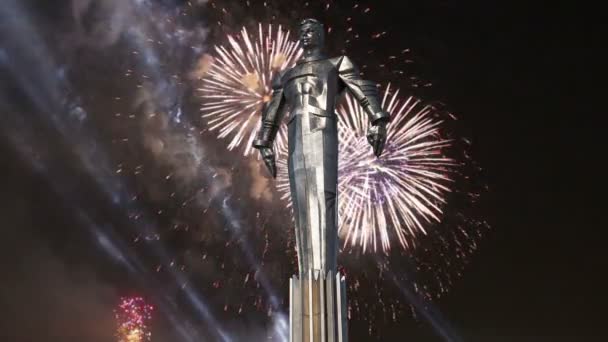 Fyrverkeri över monumentet till Yuri Gagarin (42,5-meter höga piedestal och statyn), den förste att resa i rymden. Det ligger vid Leninsky Prospekt i Moskva. Sockeln är avsedd att vara som påminner om en raket-avgassystem — Stockvideo