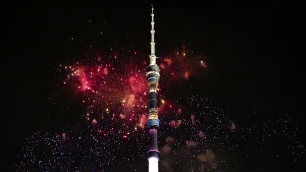 Fyrverkeri över TV-(Ostankino) tornet, Moskva, Ryssland — Stockvideo
