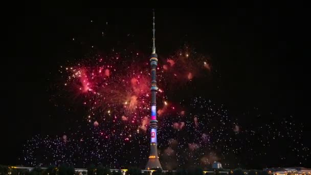 Vuurwerk boven de televisie (Ostankino) tower, Moskou, Rusland — Stockvideo