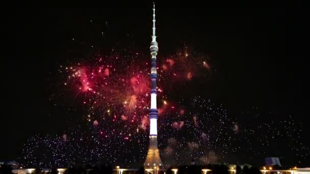 Vuurwerk boven de televisie (Ostankino) tower, Moskou, Rusland — Stockvideo