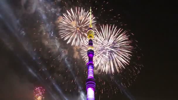 Vuurwerk boven de televisie (Ostankino) tower, Moskou, Rusland — Stockvideo